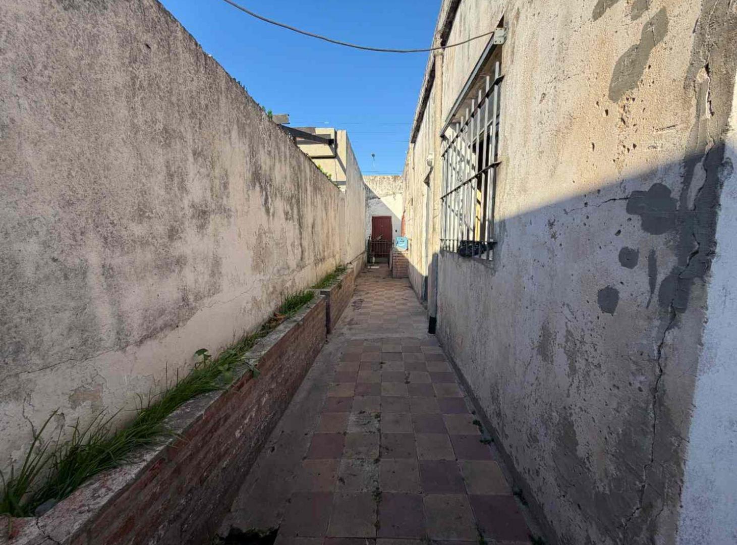 Foto de CASA A REFACC. O DEMOLER LOTE DE 251 M2. BANFIELD, imagen 5