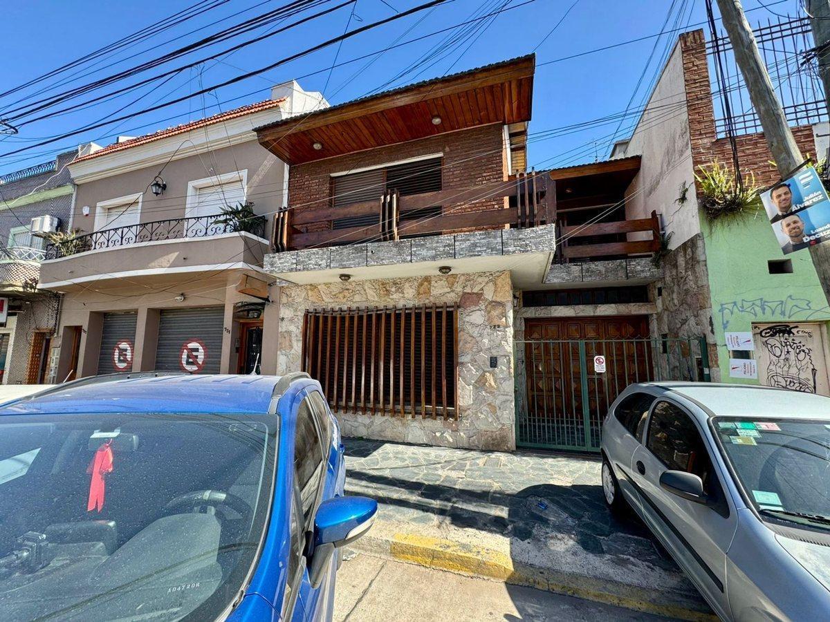 Foto de VTA CASA 4 AMB / COCHERA / PATIO / BUENA UBICACION, imagen 1