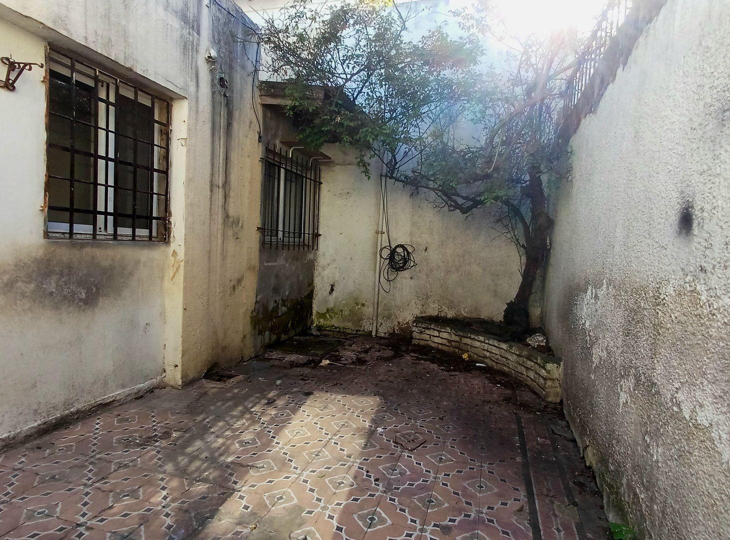 Foto de PH AL FRENTE-2 DORM-PATIO-A REFACCIONAR-LANÚS O, imagen 5