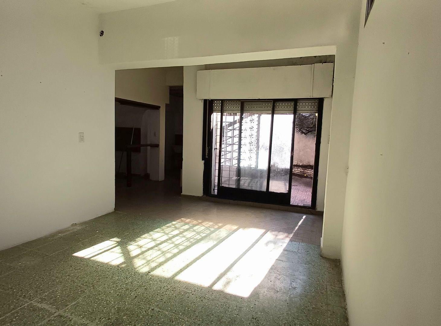 Foto de PH AL FRENTE-2 DORM-PATIO-A REFACCIONAR-LANÚS O, imagen 1