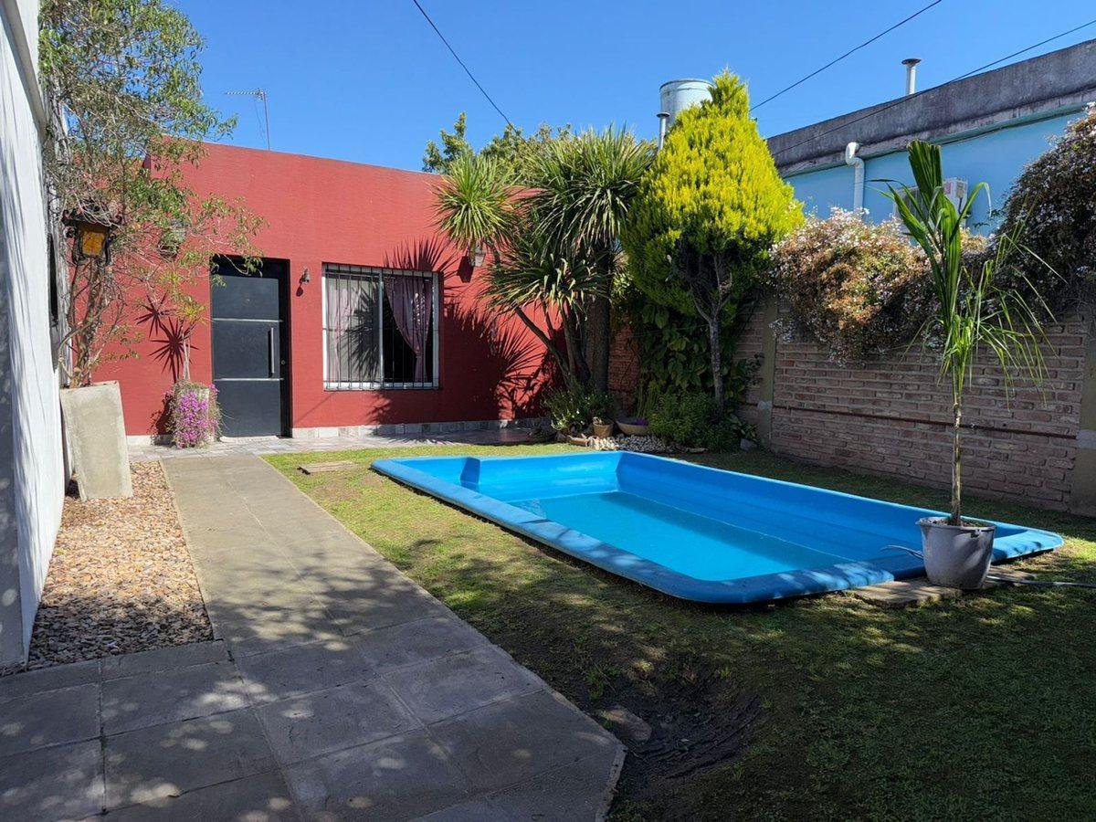Foto de VENTA CASA-3 AMBTS.C/PQUE, PILETA, QUINCHO COCHERA, imagen 3