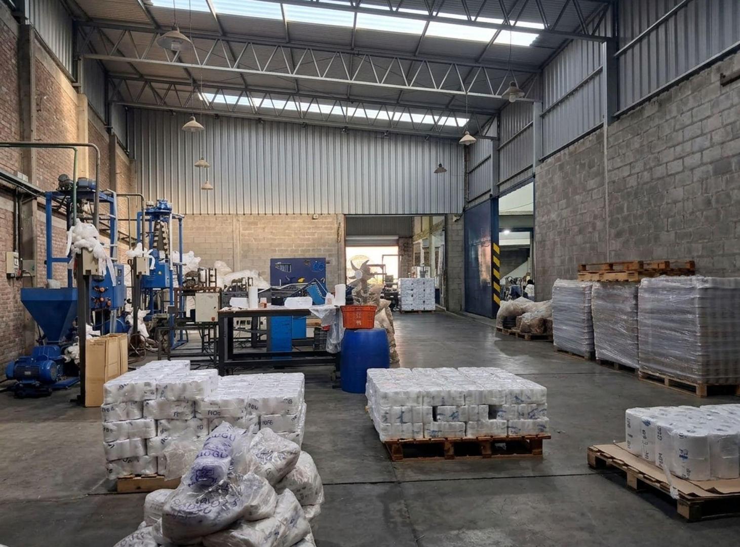 Foto de VENTA, GALPON MAS DE 1000 mts. CUBIERTOS- B.ESTADO, imagen 2