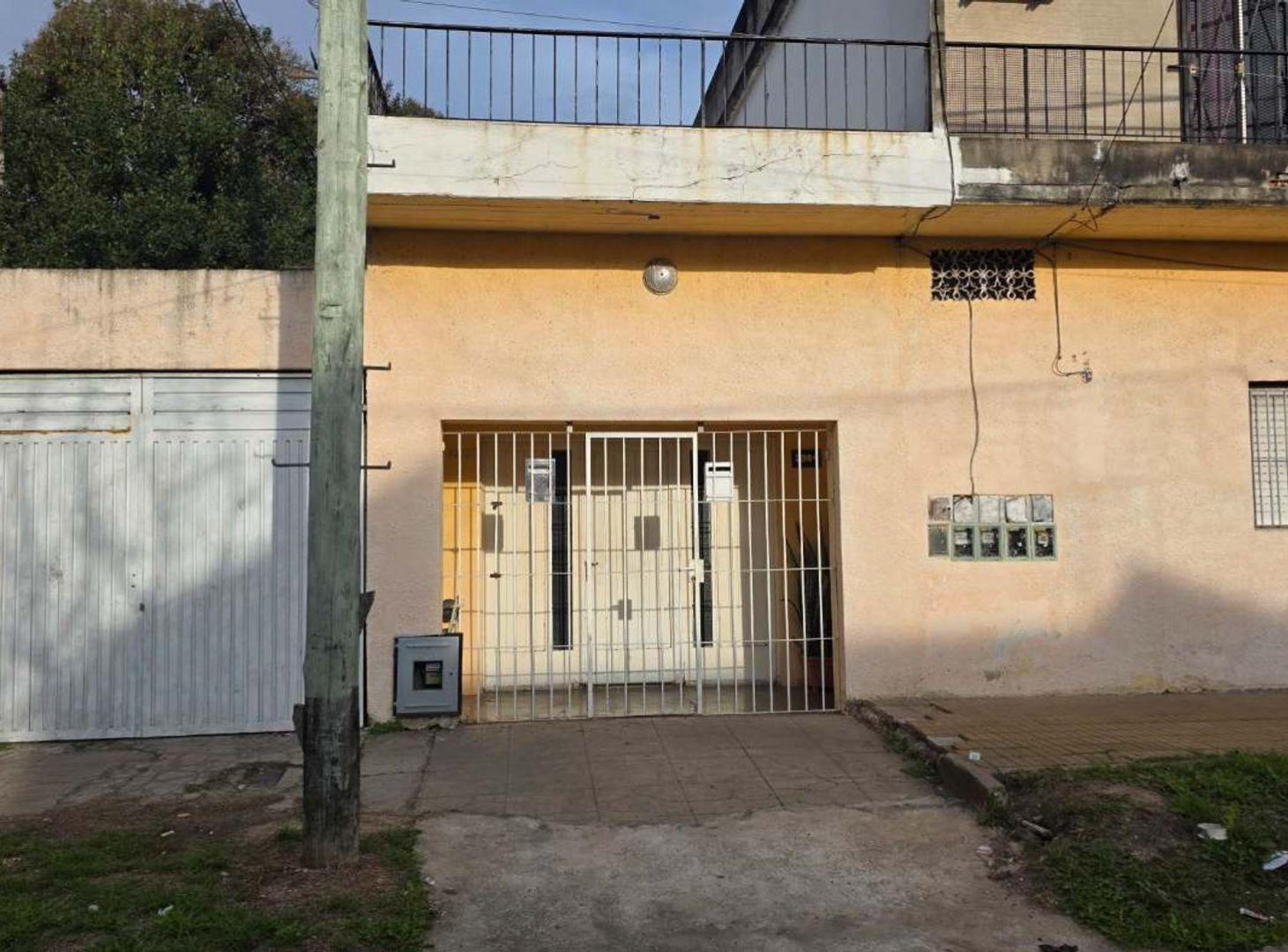 Foto de PH AL FRENTE 3 AMB EN LANUS C/GRAN PATIO Y COCHERA, imagen 1