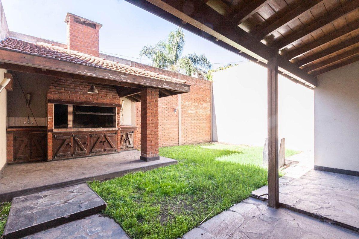 Foto de CASA 5 AMBIENTES-2 PLANTAS CON QUINCHO BURZACO, imagen 2