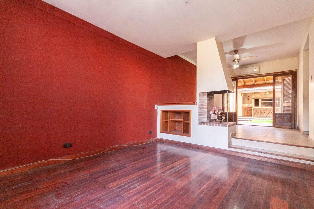 Foto de CASA 5 AMBIENTES-2 PLANTAS CON QUINCHO BURZACO, imagen 3