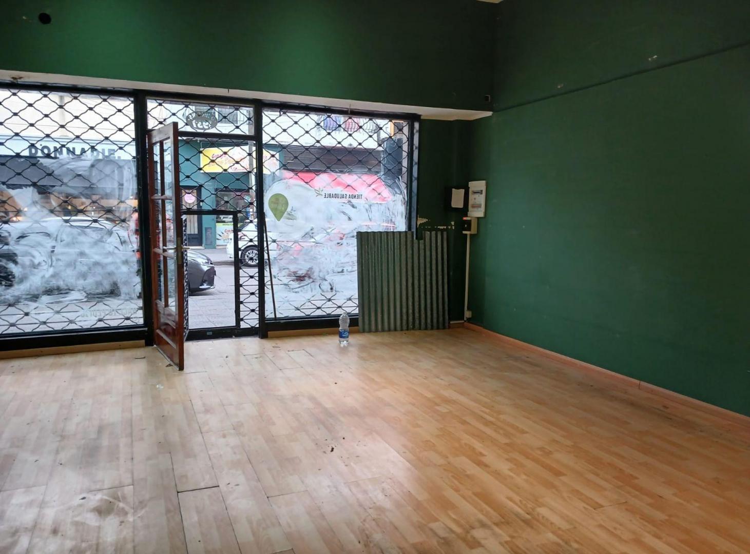 Foto de Local 60 m2 frente a mts Av 9 de julio Lanús Este, imagen 1
