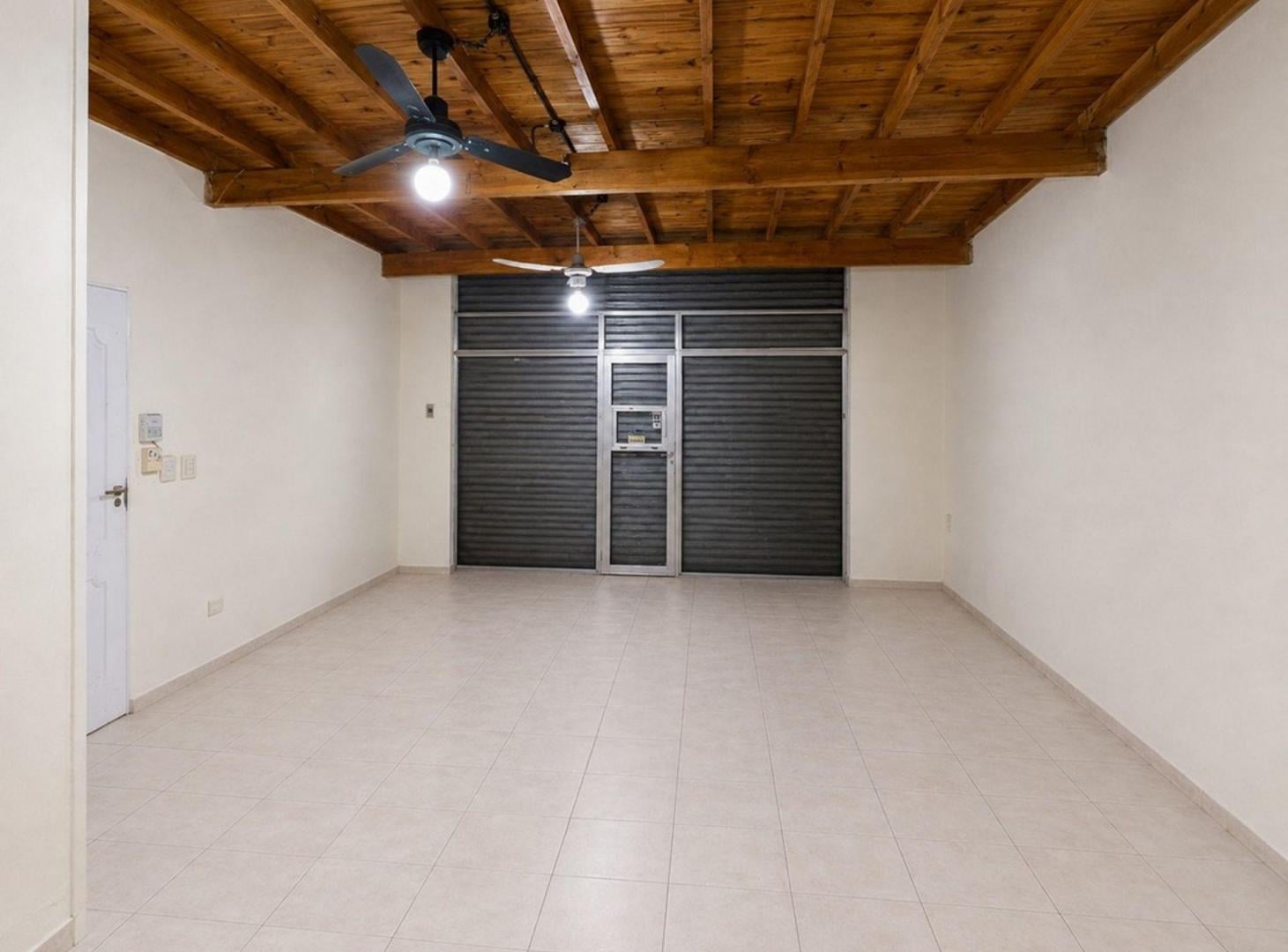Foto de AMPLIO LOCAL EN ZONA COMERCIAL LOMAS DE ZAMORA, imagen 2