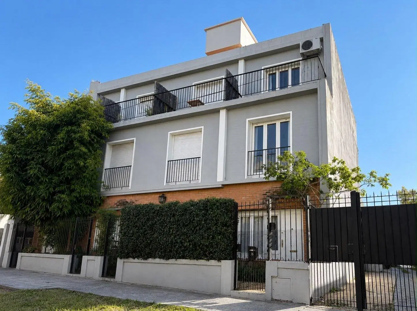 Casa/Triplex en venta - San Isidro Centro 2