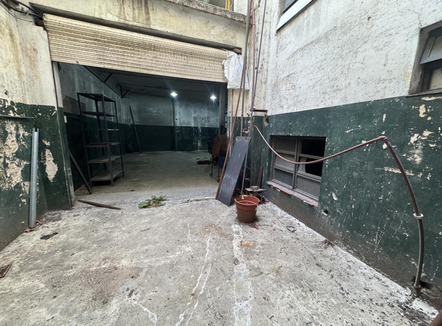 Foto de Local y depósito en venta - Villa del Parque - Villa General Mitre, imagen 2