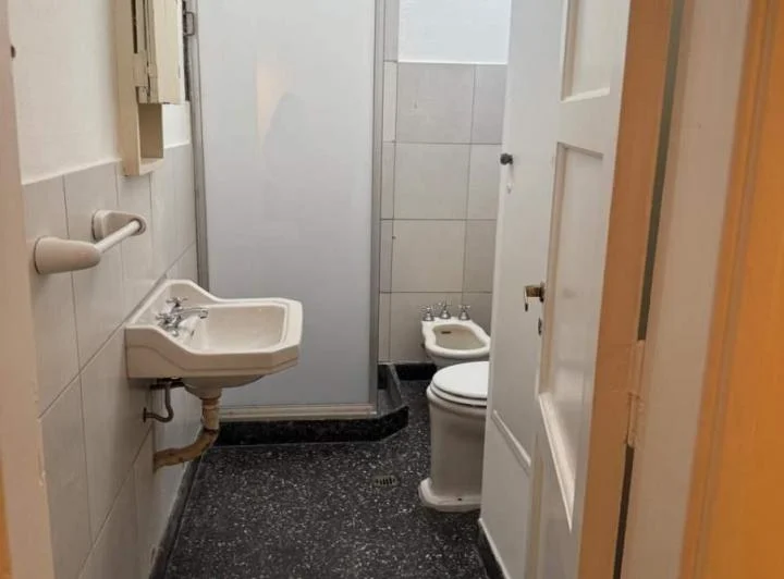 Uso comercial . Casa en Corro entre Duarte Quirós y Bv. San Juan . Zona Tribunales 5