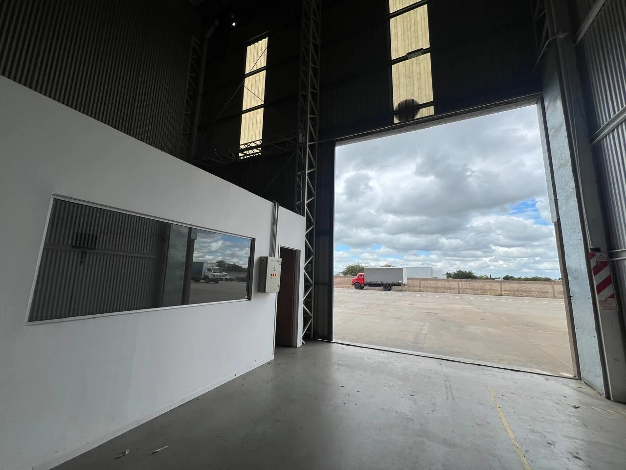 Foto de Deposito 300m2 con playa de maniobra exclusiva . Red Bomberos, imagen 1