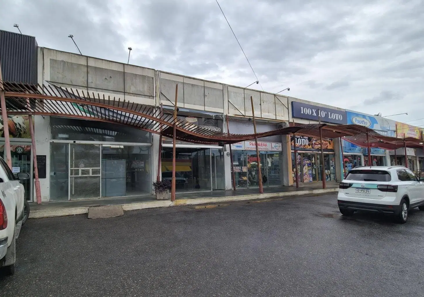 Local comercial en alquiler – Av. O’Higgins 3100 – Complejo con estacionamiento 1