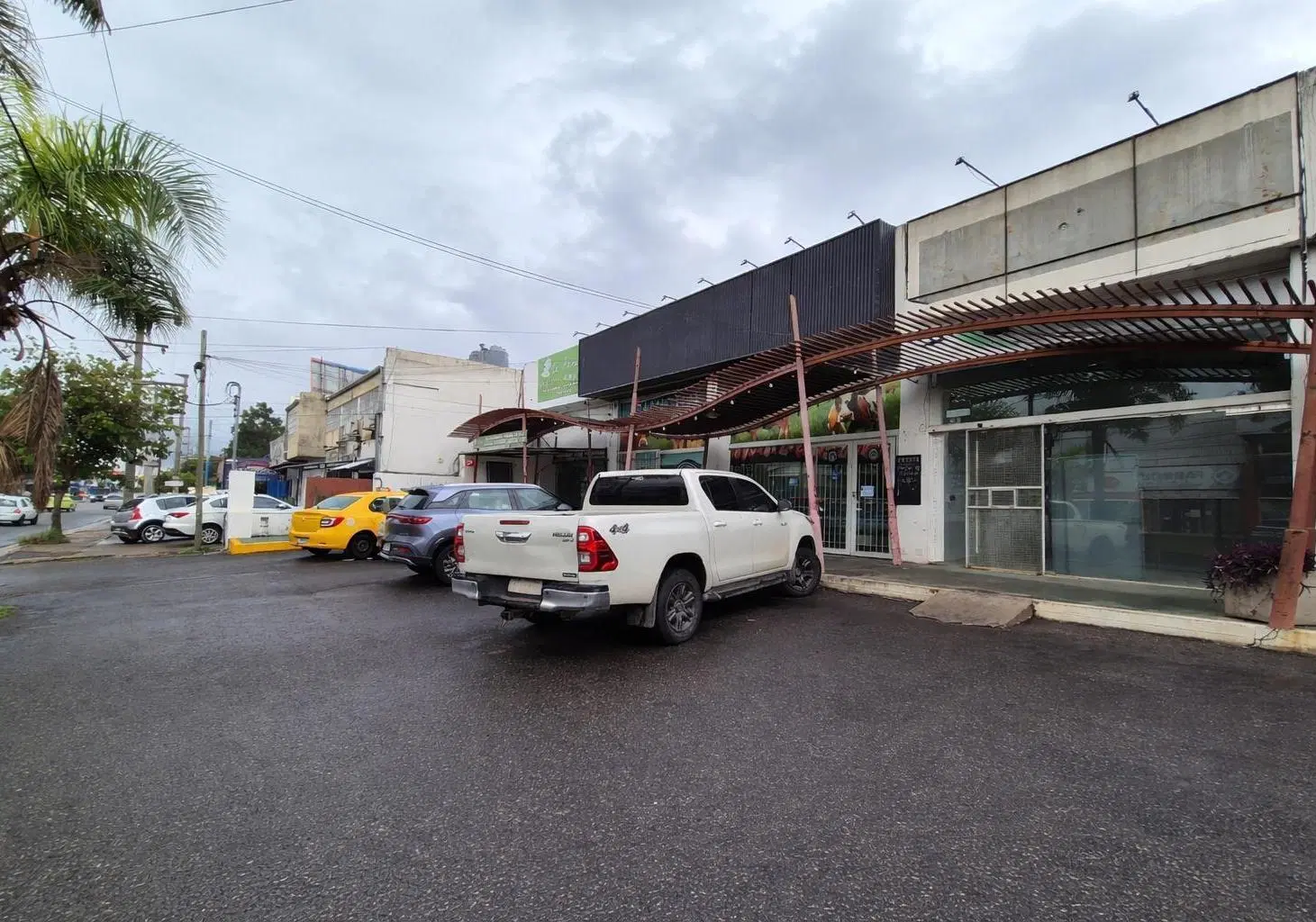 Local comercial en alquiler – Av. O’Higgins 3100 – Complejo con estacionamiento 3