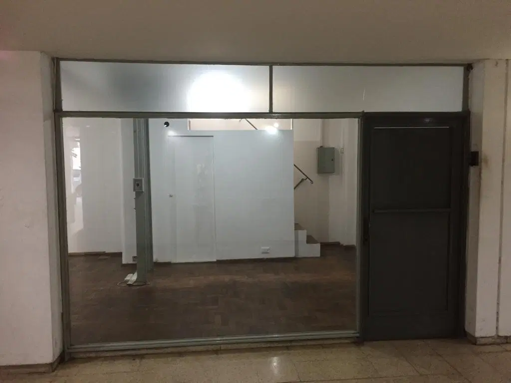 Muy lindo Local/Oficina Comercial en Galeria Zona Centro 3