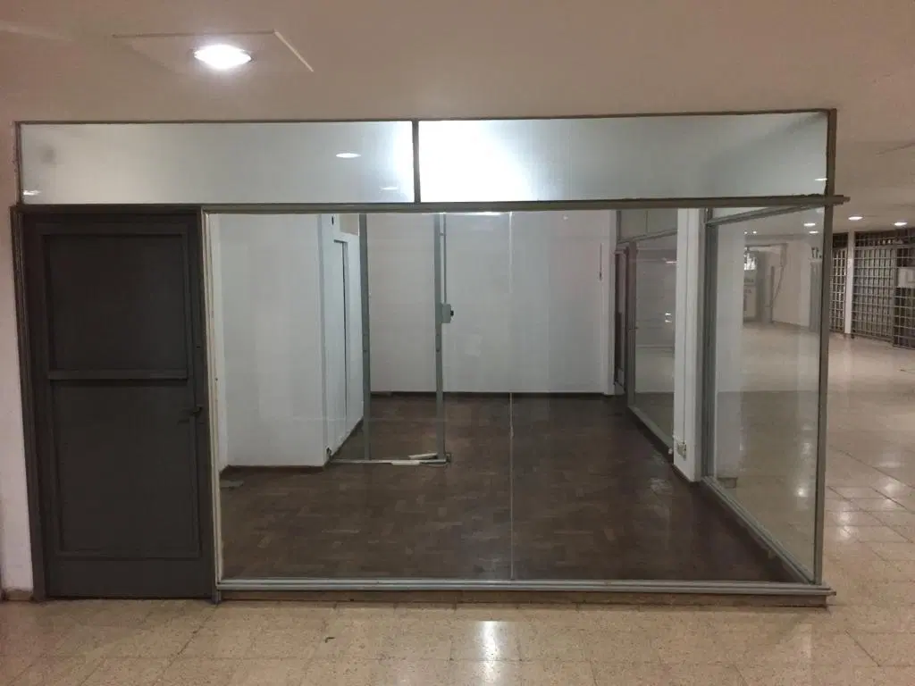 Muy lindo Local/Oficina Comercial en Galeria Zona Centro 1