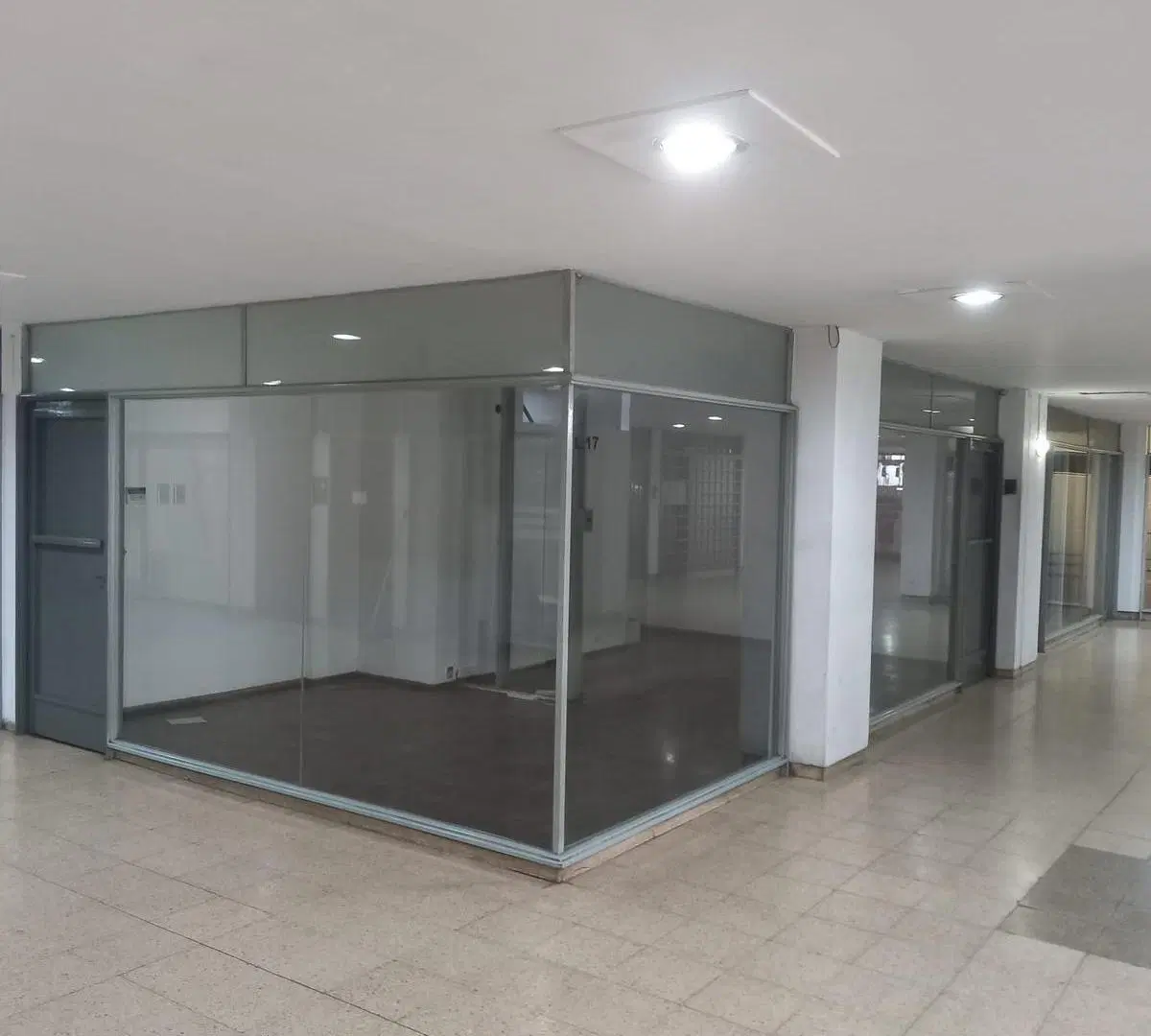 Muy lindo Local/Oficina Comercial en Galeria Zona Centro 2