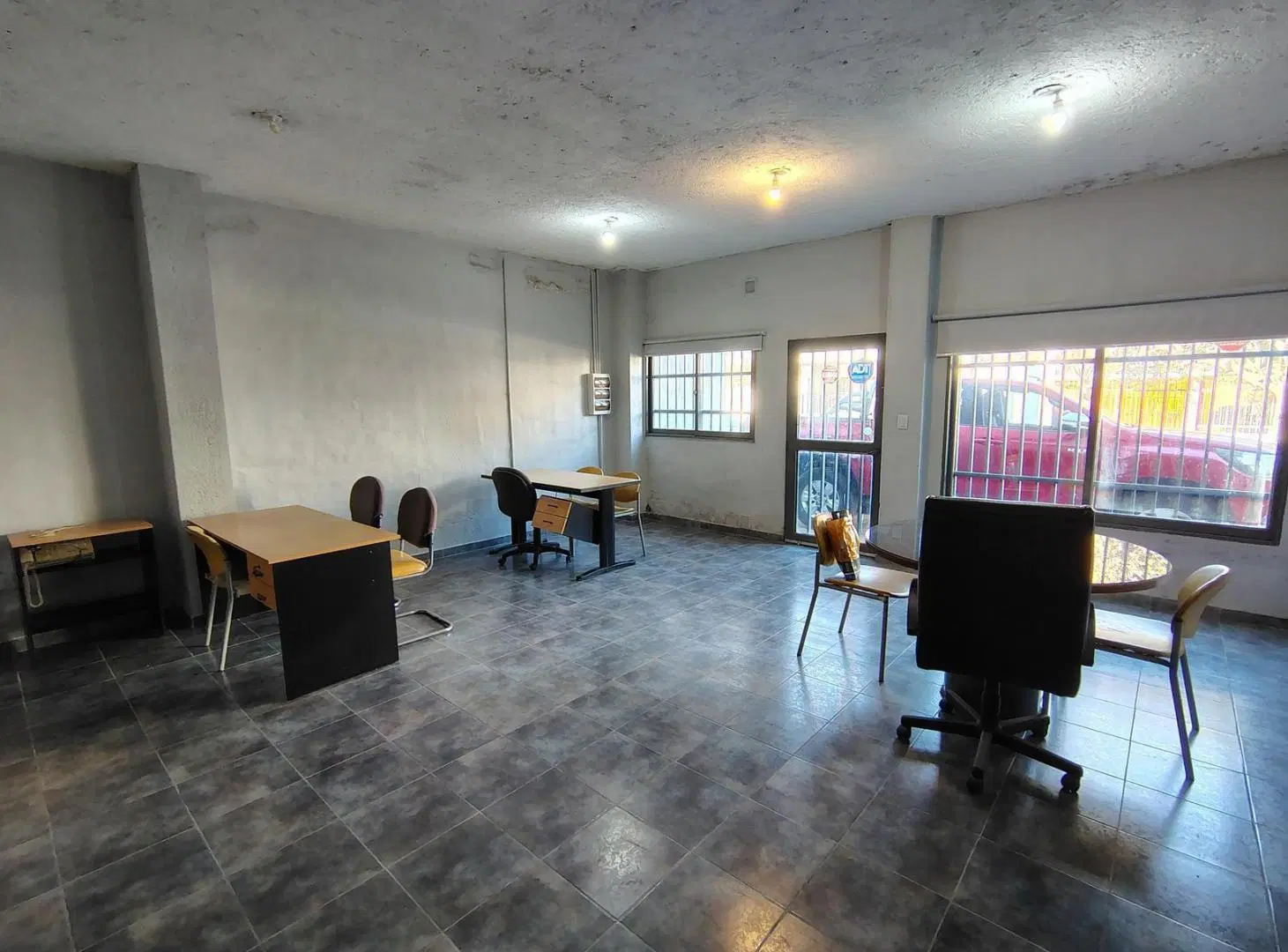 Deposito 215m2 con Oficina y Baños . A Mtrs de Maestro Vidal. 5
