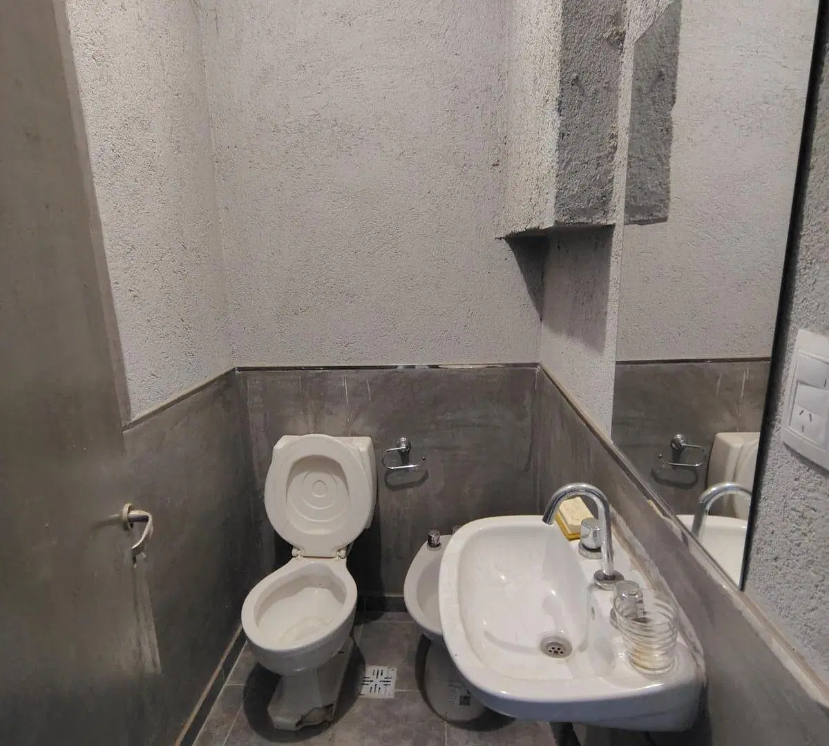 Deposito 215m2 con Oficina y Baños . A Mtrs de Maestro Vidal. 4