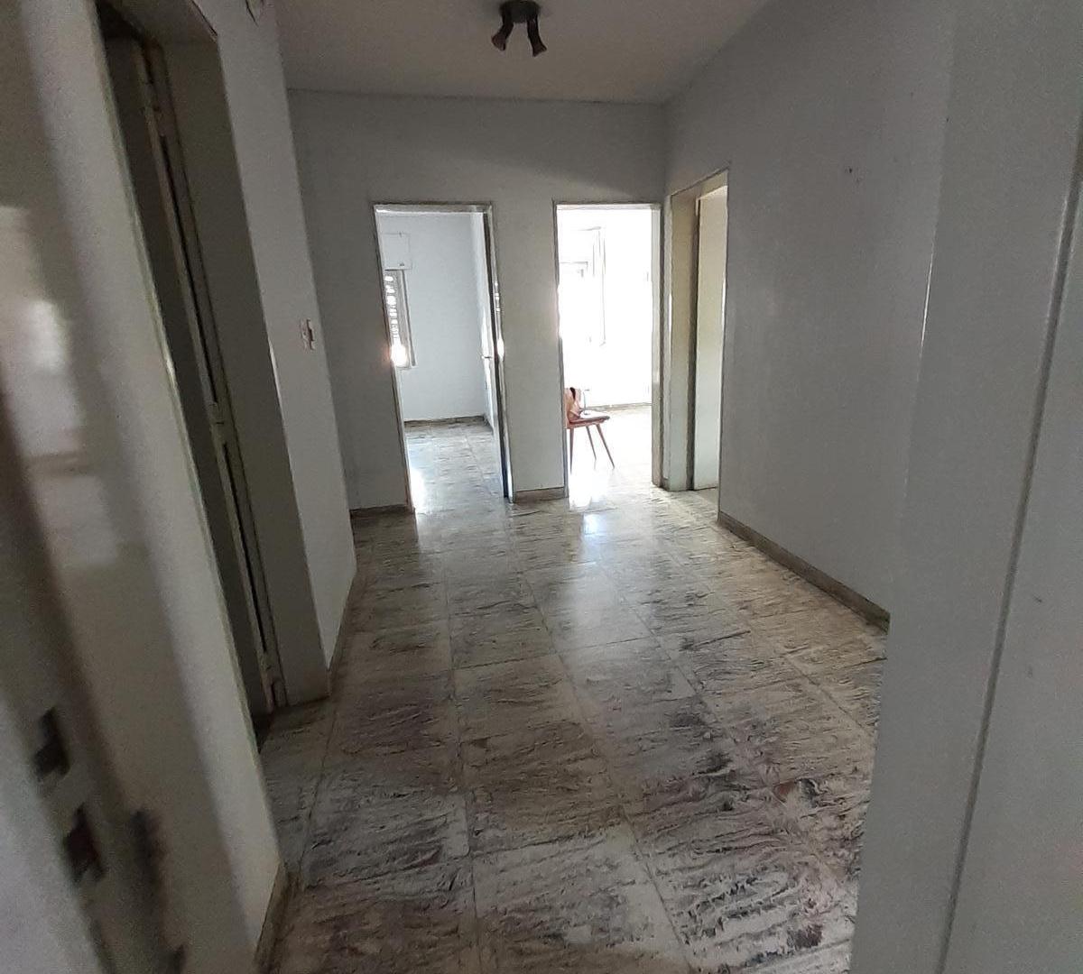 Foto de Amplio Departamento B Centro . A media cuadra de Cañada!! No paga, imagen 3