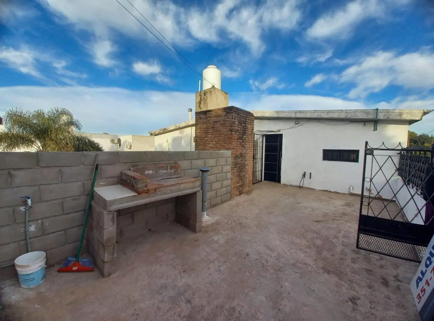 Departamento con Terraza con Asador y Pergola de Estacionamiento 3