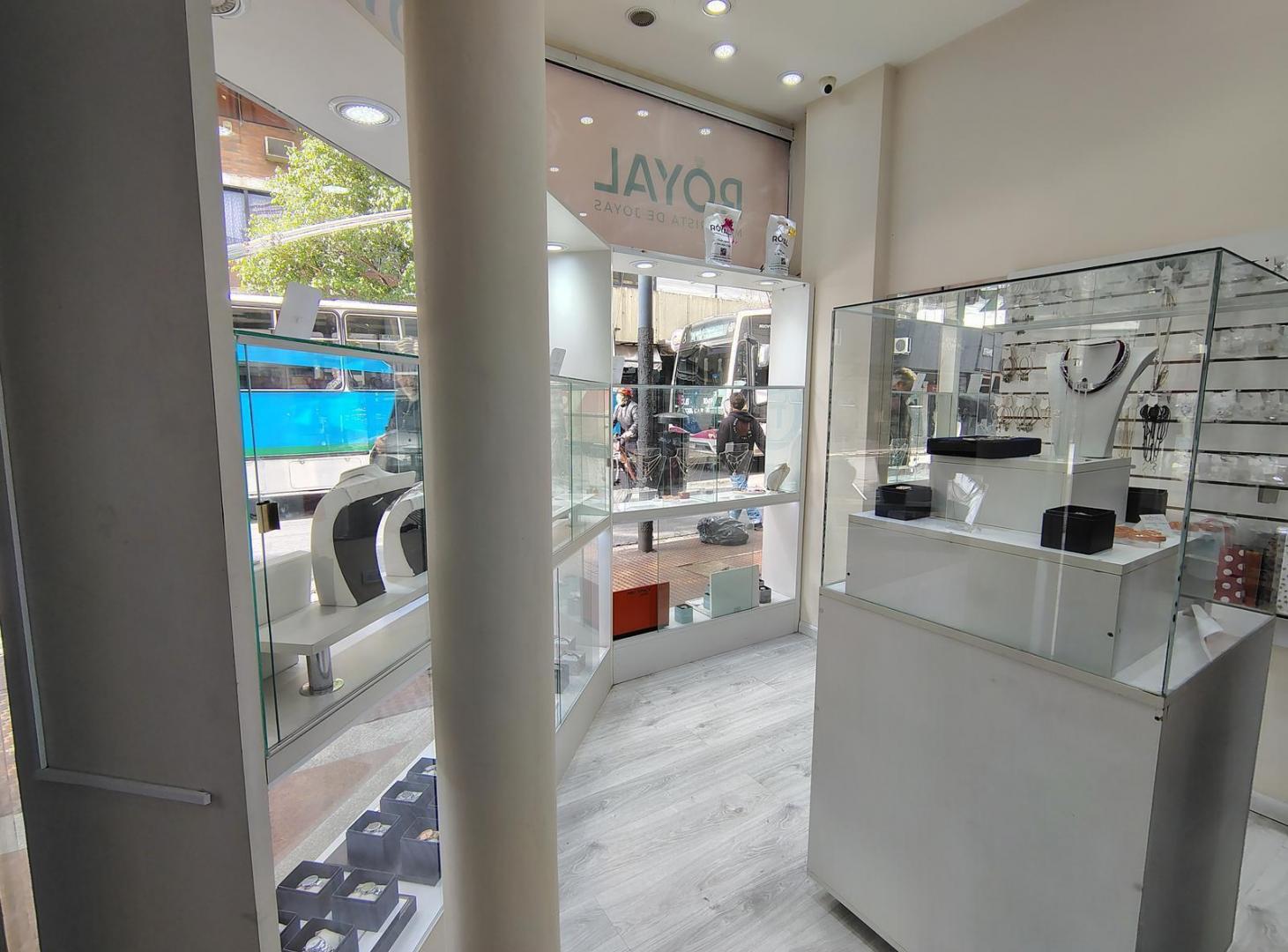 Foto de Locales Comerciales en Venta . 9mtrs de frente . Excelente Ubicacion y Renta!, imagen 4