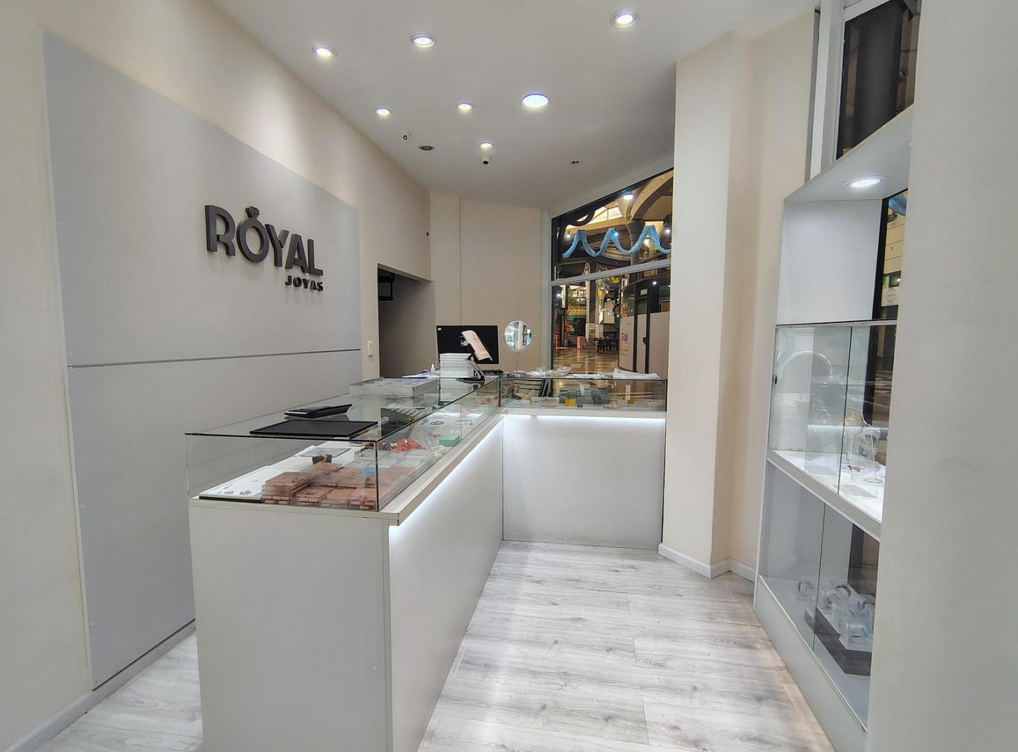 Foto de Locales Comerciales en Venta . 9mtrs de frente . Excelente Ubicacion y Renta!, imagen 3