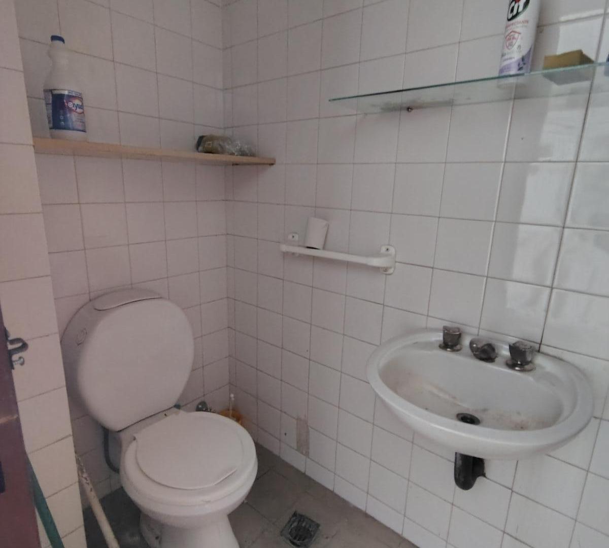 Foto de Locales Comerciales en Venta . 9mtrs de frente . Excelente Ubicacion y Renta!, imagen 5