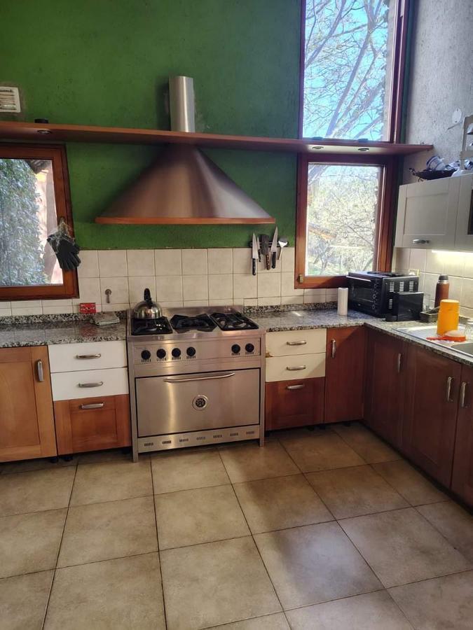 Foto de Casa de Estilo Campo en 4 Hojas . 2.363 m² de Parque, Pileta y Gran, imagen 4