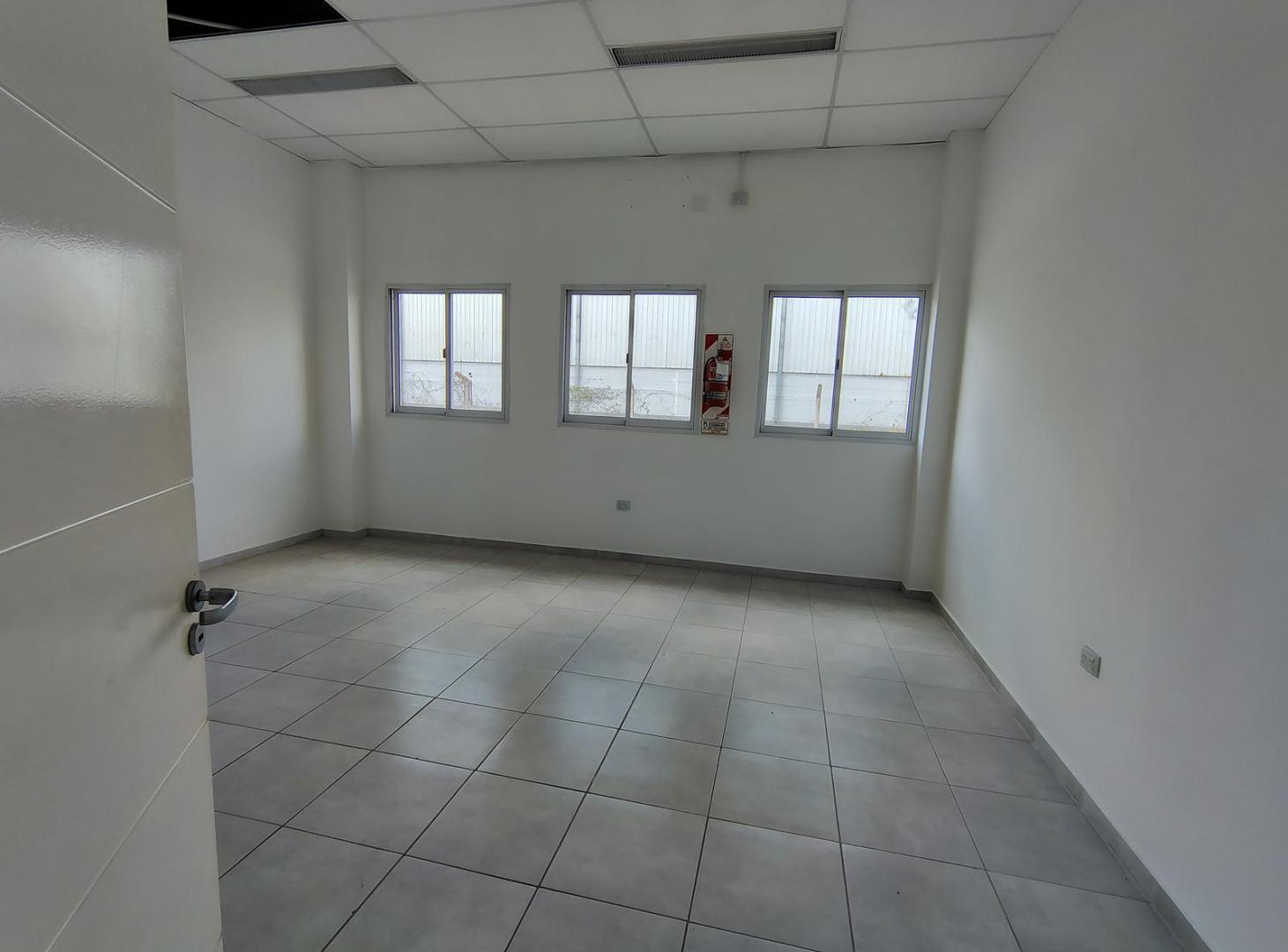 Foto de Deposito 2400m2 . Rociadores . Oficinas, baños y vestuarios!, imagen 1
