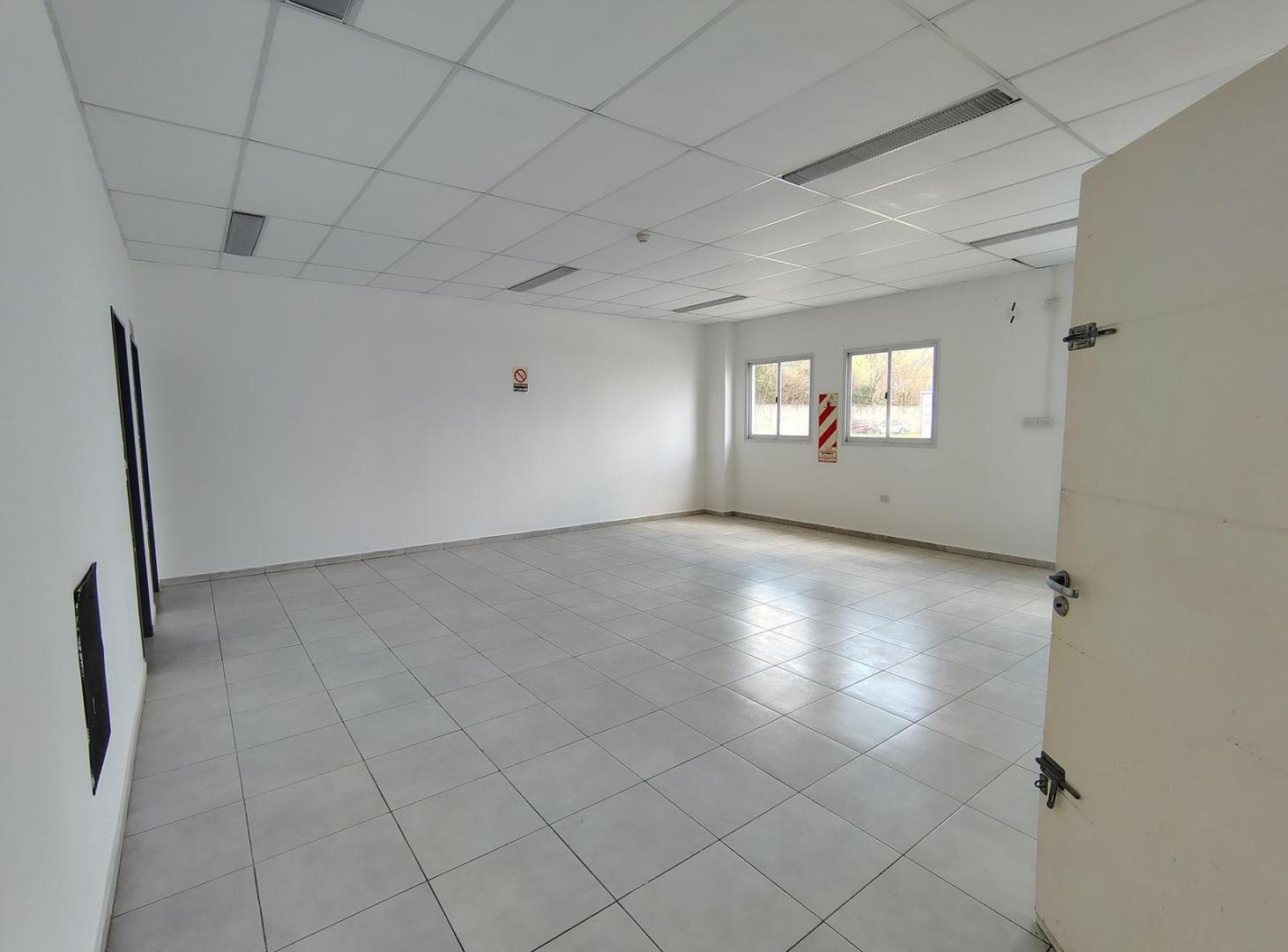 Foto de Deposito 2400m2 . Rociadores . Oficinas, baños y vestuarios!, imagen 3