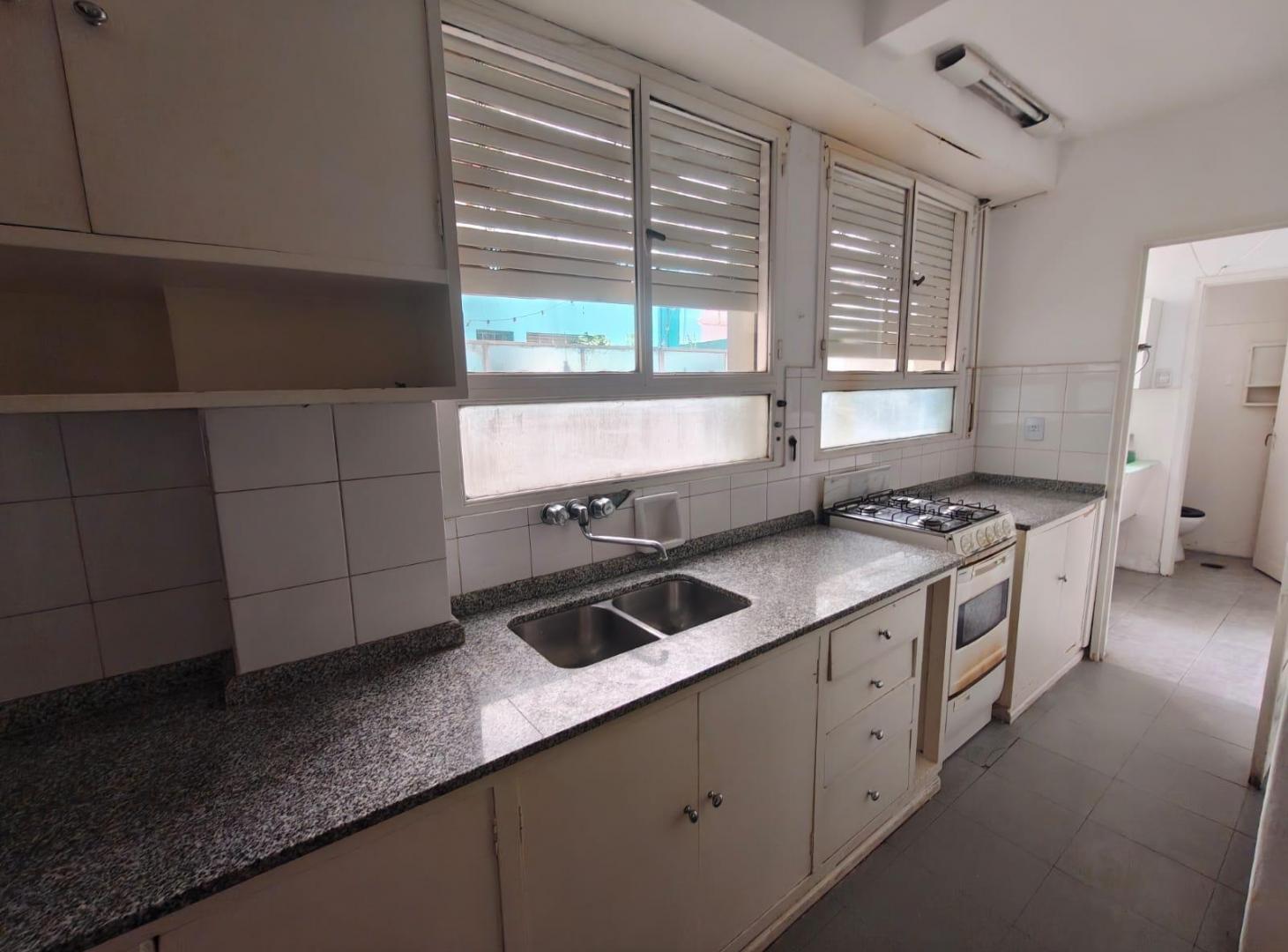 Foto de ¡PRECIO DE OPORTUNIDAD! 2 DORMITORIOS más DEPENDENCIA SOBRE AV. COLÓN, imagen 2