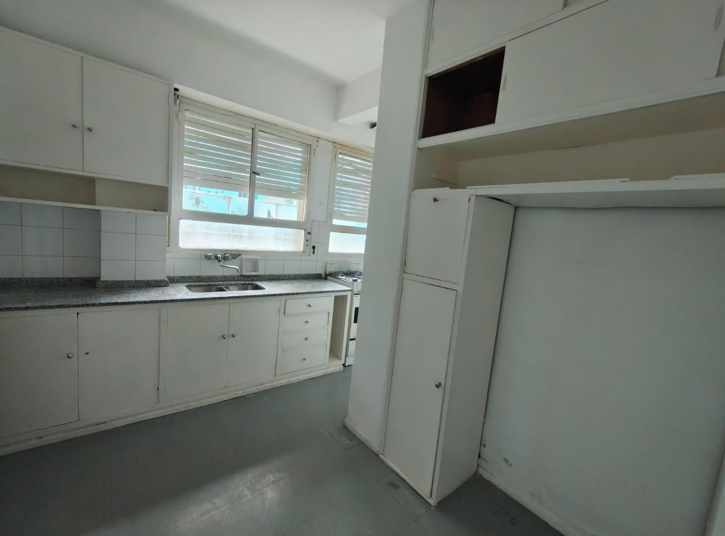 Foto de ¡PRECIO DE OPORTUNIDAD! 2 DORMITORIOS más DEPENDENCIA SOBRE AV. COLÓN, imagen 5