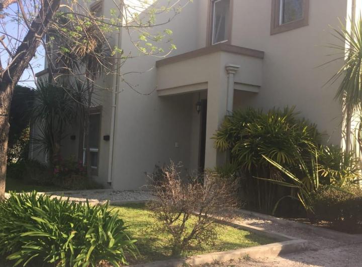 Venta - Moderna casa de 5 ambientes con pileta, jardín y cocheras - Pilar 3