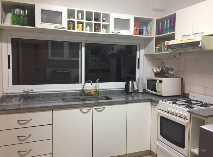 Venta - Moderna casa de 5 ambientes con pileta, jardín y cocheras - Pilar 4