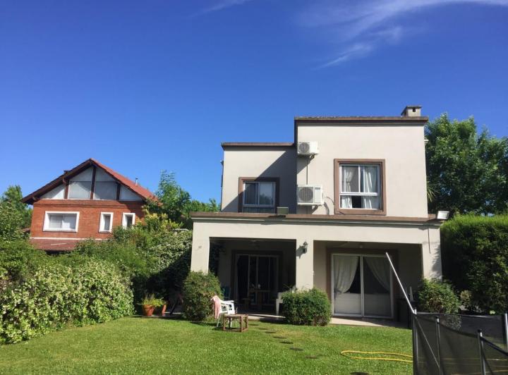 Venta - Moderna casa de 5 ambientes con pileta, jardín y cocheras - Pilar 1