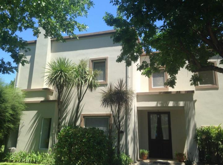Venta - Moderna casa de 5 ambientes con pileta, jardín y cocheras - Pilar 2