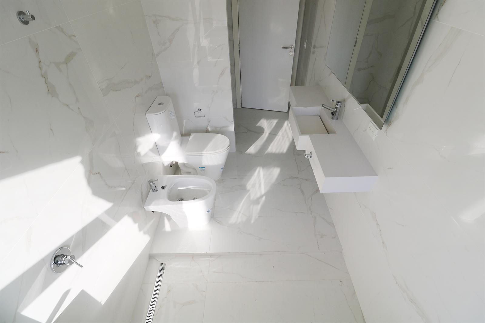 Piso en Venta de 4 Ambientes con Dependencia - Balcon - Cochera Opcional