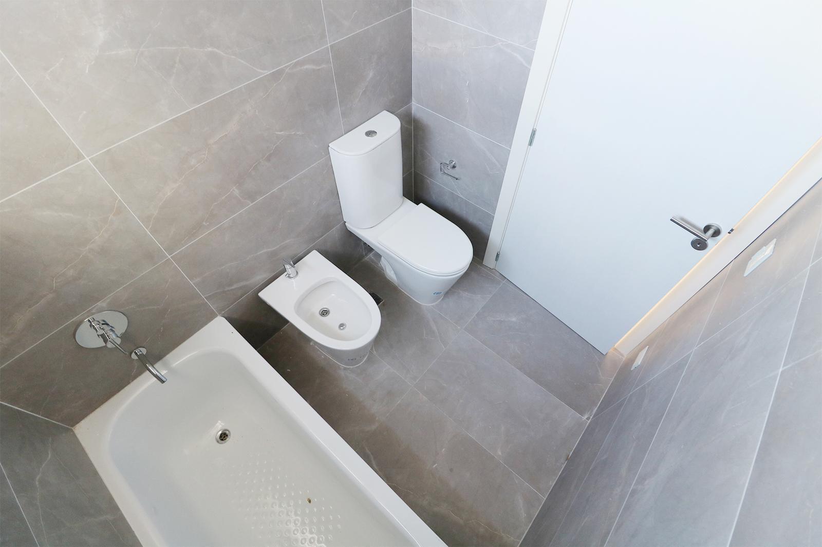 Piso en Venta de 4 Ambientes con Dependencia - Balcon - Cochera Opcional