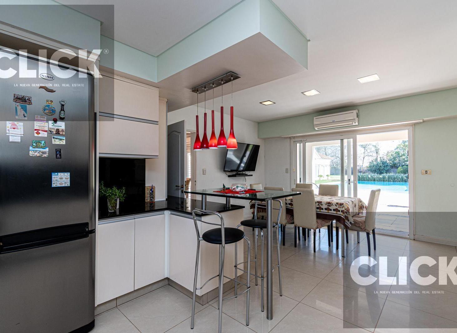Casa Quinta 9 ambientes en venta con jardín y pileta en Barrio Parque El Trébol, Ezeiza