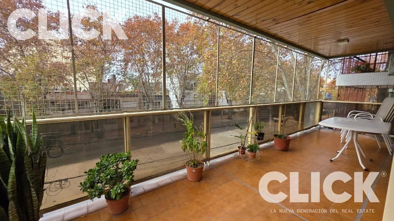 Venta Departamento 5 ambientes con balcón y Dependencia de servicio en Villa Crespo 3