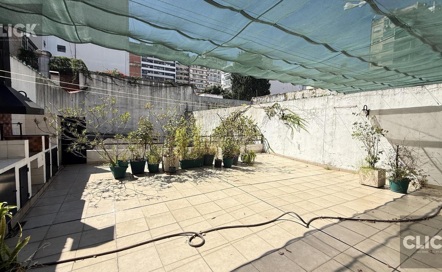 Foto de VENTA - 2 AMBIENTES JARDIN DE INVIERNO - PATIO CON PARRILLA - COCHERA, imagen 2