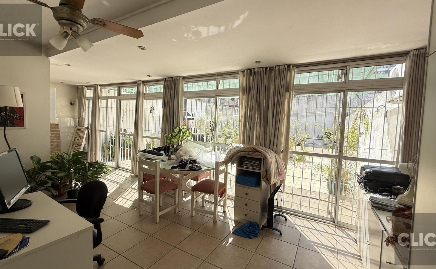 Foto de VENTA - 2 AMBIENTES JARDIN DE INVIERNO - PATIO CON PARRILLA - COCHERA, imagen 3