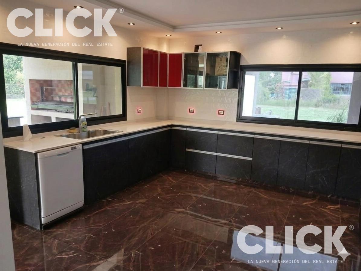 Foto de Casa 5 ambientes en venta en Campo Daromy con pileta, imagen 2