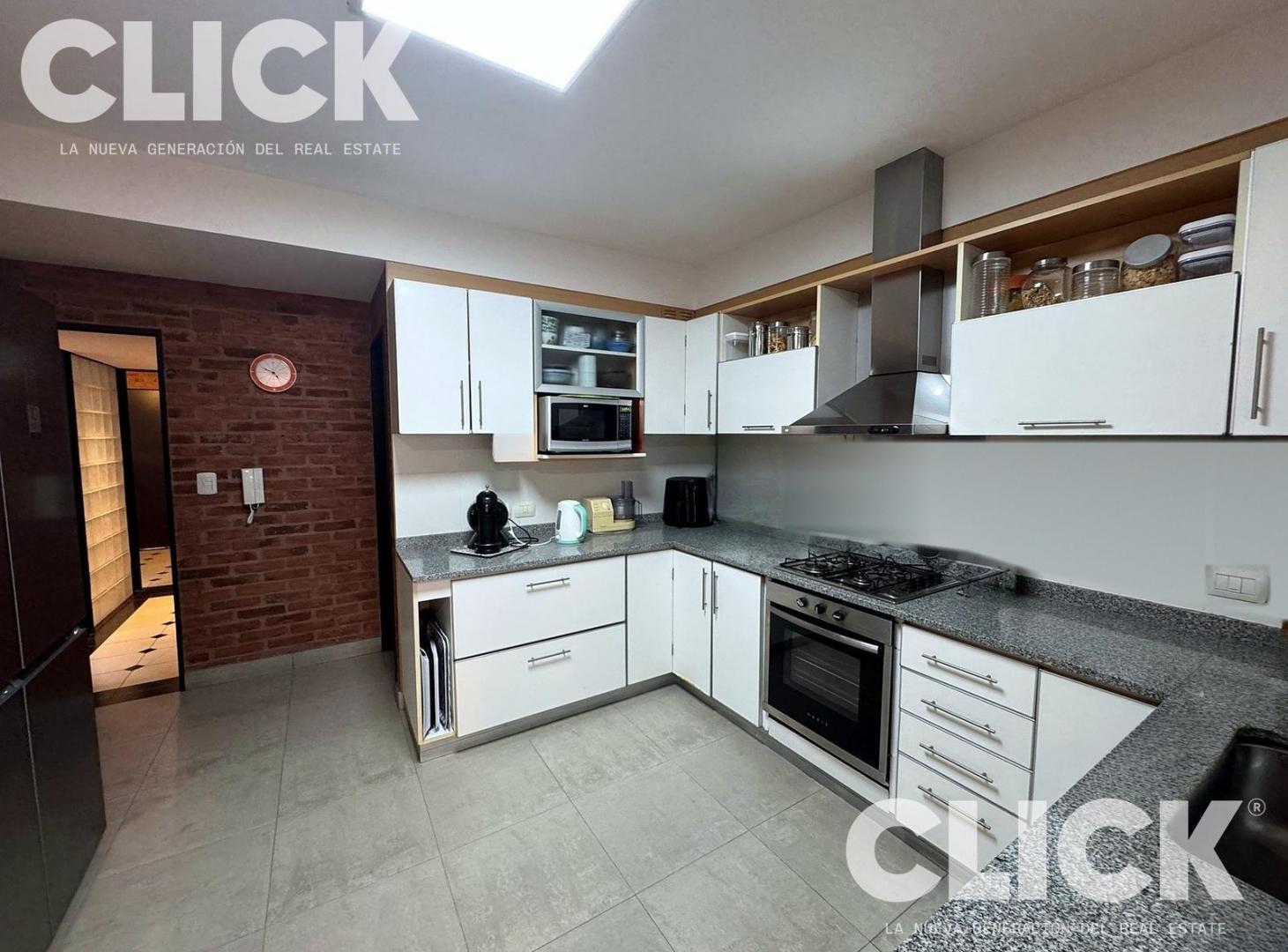 Foto de Venta - Casa 6 Ambientes - Jardín - Pileta - Garage cub/desc - Quincho, imagen 5