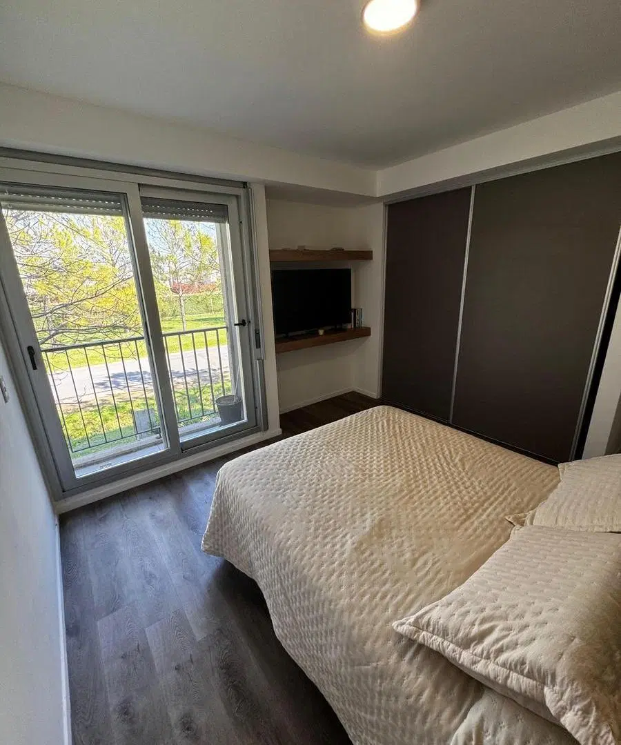 VENTA DEPARTAMENTO 3 DORMITORIOS. COCHERA. CONDOMINIO 8 SAUCES 4