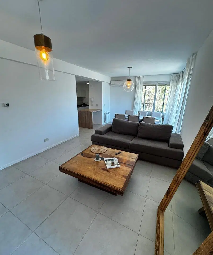 VENTA DEPARTAMENTO 3 DORMITORIOS. COCHERA. CONDOMINIO 8 SAUCES 5