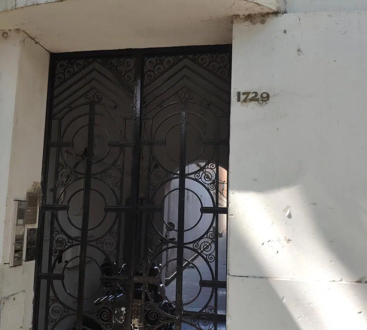 Venta Departamento de Pasillo, Un Dormitorio, Segundo Piso por escalera. Excelente Zona 3
