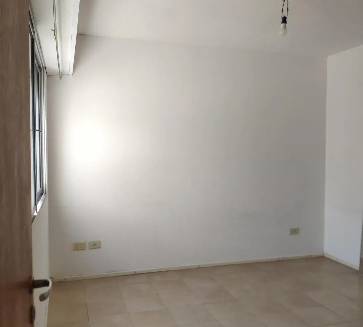 Venta Departamento de Pasillo, Un Dormitorio, Segundo Piso por escalera. Excelente Zona 8