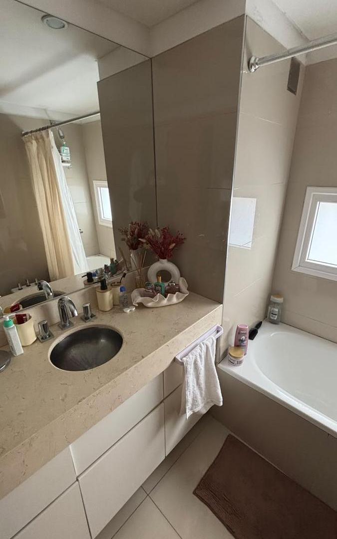 Foto de VENTA AMPLIO DPTO. 1 DORMITORIO. VISTA RÍO. COCHERA Y BAULERA. AMENITIES, imagen 2