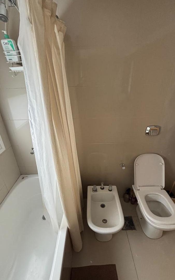 Foto de VENTA AMPLIO DPTO. 1 DORMITORIO. VISTA RÍO. COCHERA Y BAULERA. AMENITIES, imagen 4